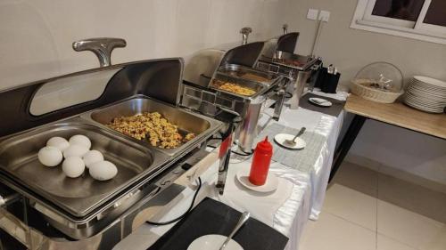 a kitchen with a stove with food on it at جولدن نيو حراء Golden New Hara- الشركة الذهبية العصرية الفندقية للشقق المخدومة in Jeddah