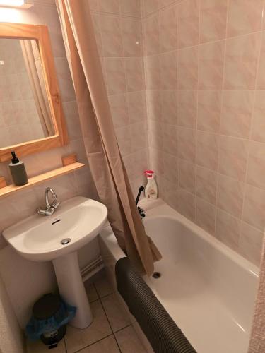 une salle de bain avec un lavabo, des toilettes et une baignoire dans l'établissement Bel appartement à la Montagne, à Cervières
