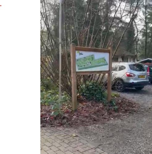 a sign on the side of a parking lot at Hooglander rust, Boschaletje in Hattemerbroek
