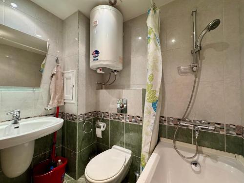 Un baño con ducha, inodoro y lavabo. en Prime Location Studio Midia Beach, en Sunny Beach