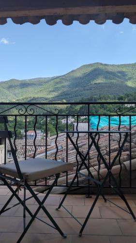 アントルヴォーにあるchambre salle de bain privée,terrasse avec vueのビーチを望むバルコニー(ベンチ付)