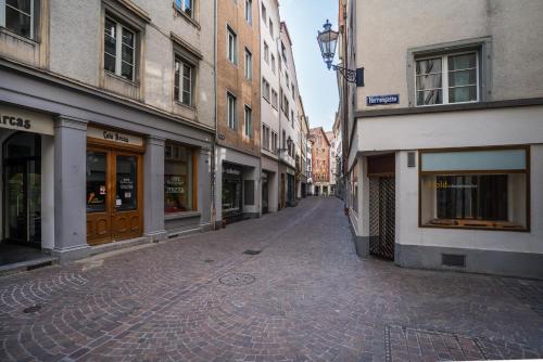 an empty street in a city with buildings at Zentral Altstadt Chur - Bahnhofsnah - Ferienwohnung - Bernina Express - Solution-Grischun in Chur