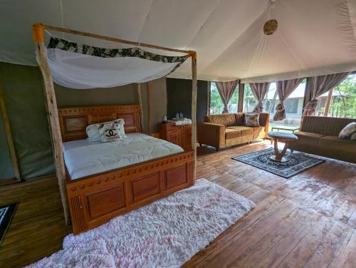 Posezení v ubytování Double G safaris and Camp Mikumi