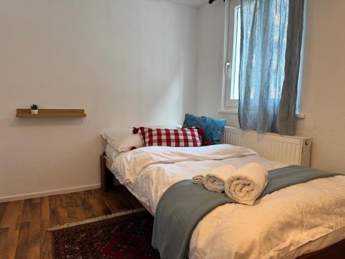 a bedroom with two beds and a window at Bijou Lungern N 1 in Lungern