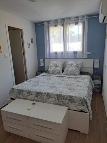 Кровать или кровати в номере Vaccagia - 2 chambres - a 2 pas de la plage