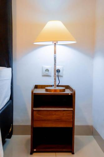a lamp on a dresser with a lamp on it at Fantasticroom Labuan Bajo in Labuan Bajo
