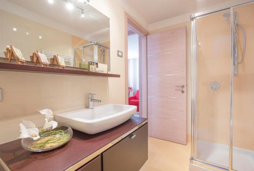 La salle de bains est pourvue d'un lavabo et d'une douche. dans l'établissement Marina Loft, à Moniga del Garda