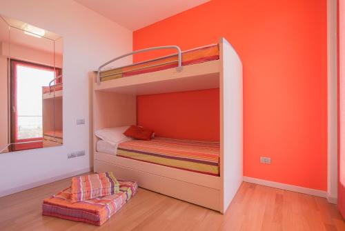 Двухъярусная кровать или двухъярусные кровати в номере Marina Loft