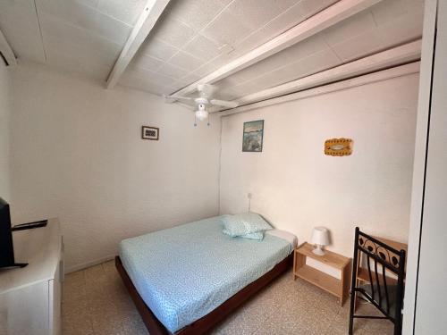 une petite chambre avec un lit et une table dans l'établissement Studio Méditerranée au pied des Arènes, à Arles