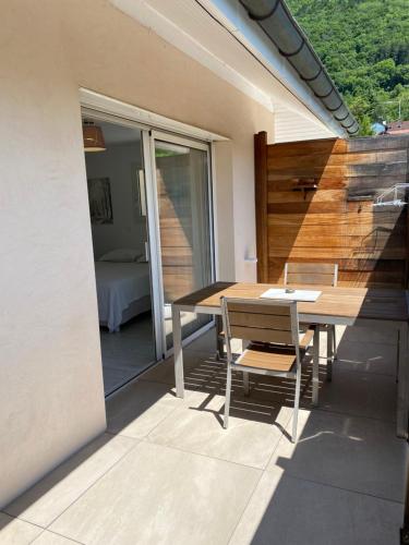 Balkón nebo terasa v ubytování Beau studio 3 étoiles au bord du lac parking privé gratuit