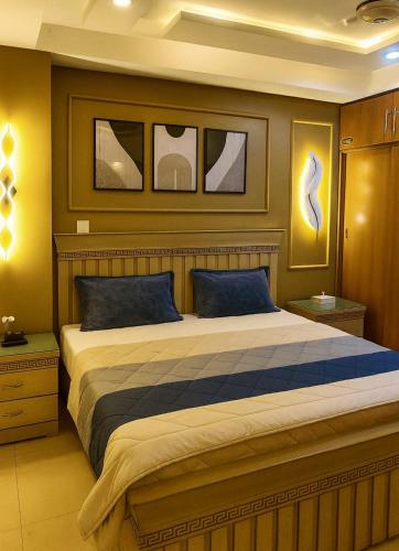 Ένα ή περισσότερα κρεβάτια σε δωμάτιο στο Neat Retreat -1BHK Full Apartment-E11 Islamabad-Netflix-AC-WiFi