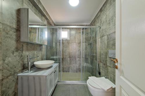 ein Badezimmer mit Dusche, Toilette und Waschbecken in der Unterkunft VillaSerenity5 in Fethiye