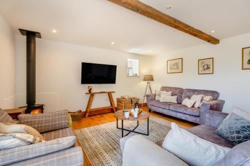 Televisyen dan/atau pusat hiburan di 4 Bed in Cawton oc-t32408