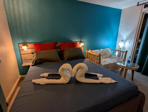 a bed with two swans made to look like towels at La Kaz a lò in Le Diamant