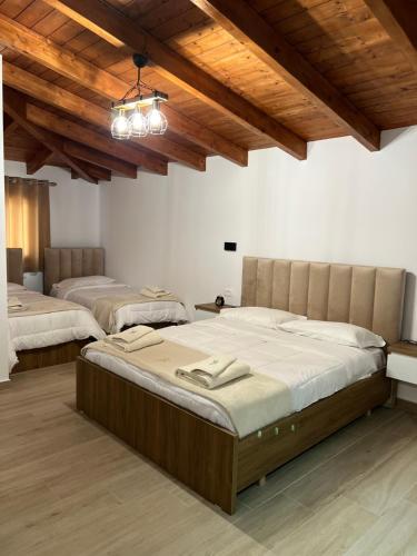 Ένα ή περισσότερα κρεβάτια σε δωμάτιο στο Guest House Merkaj