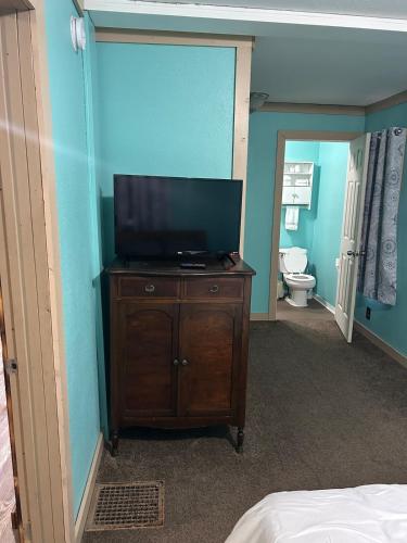 Mattoon home by sports complexにあるテレビまたはエンターテインメントセンター