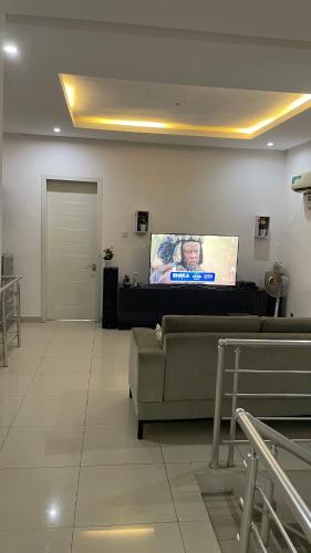 Una televisión o centro de entretenimiento en 3 bedroom duplex Atlantic