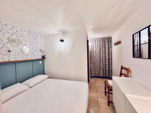 Un dormitorio con una cama blanca y una ventana. en La Cachette d'Antibes, en Antibes