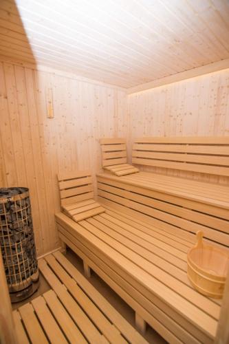 a sauna with two benches and a trash can at WILLA DobraNocka in Szklarska Poręba