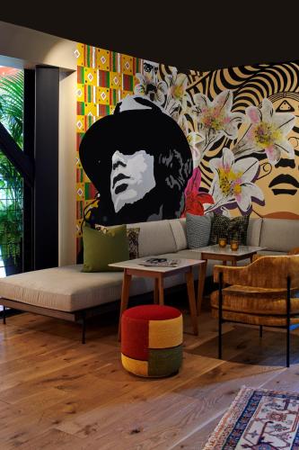 a living room with a couch and a wall at Hotel Ziggy On Sunset in Los Angeles