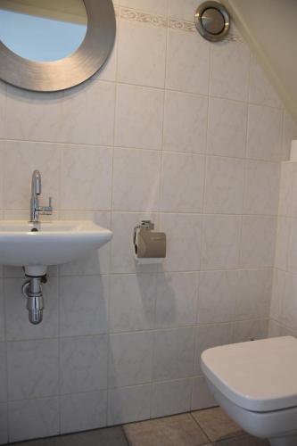 Bilik mandi di Rust,zee,strand 6-persoons villa met sauna