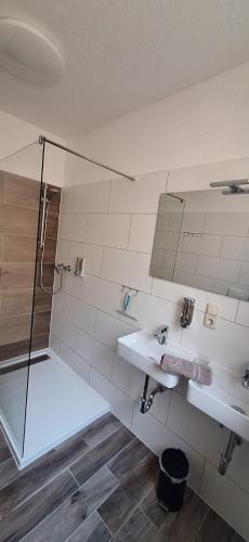 a bathroom with two sinks and a shower at Kunstgasse 11, Wohnung 2, EG in Altenburg