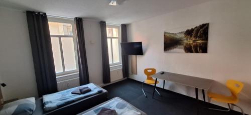 a room with a room with a bed and a desk at Kunstgasse 11, Wohnung 2, EG in Altenburg