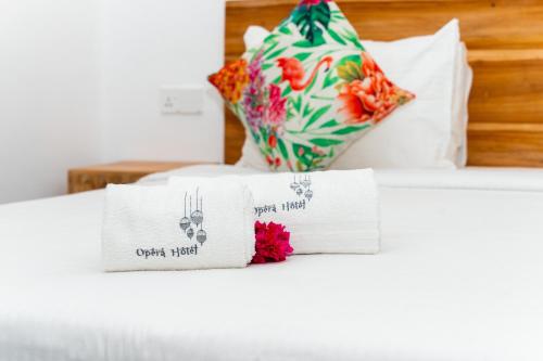 Ένα ή περισσότερα κρεβάτια σε δωμάτιο στο Opera Hotel