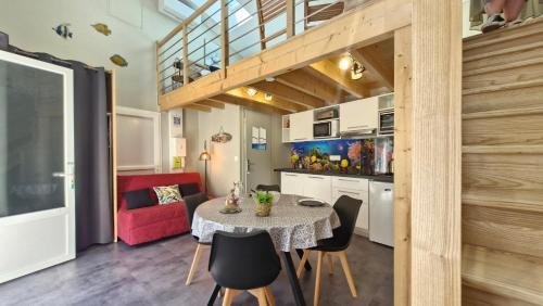 une cuisine et une salle à manger avec une table et des chaises dans l'établissement Saint Georges de Didonne - EMPLACEMENT PRIVILIGIE pour un SEJOUR à DEUX ou en SOLO, à Saint-Georges-de-Didonne