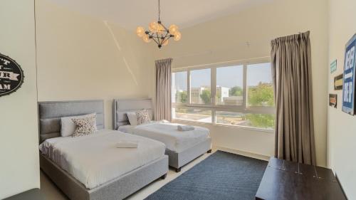 ein Schlafzimmer mit einem Bett und einer Couch und einem Fenster in der Unterkunft Beach Front Bermuda Villa Mina AlArab Ras Al Khaimah in Ras al Khaimah