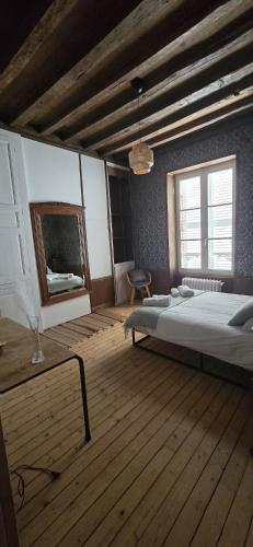 une chambre avec un grand lit et un parquet dans l'établissement Gîte de Mont-Près-Chambord au cœur des Châteaux de la Loire 