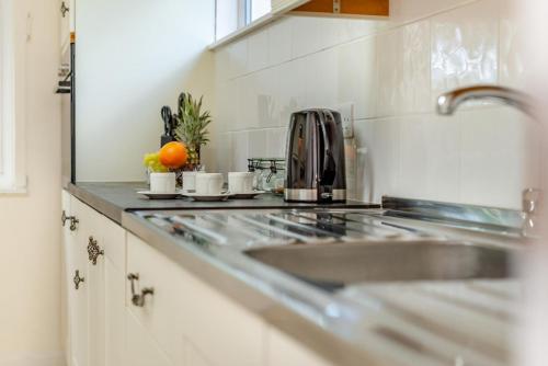 Kuchyň nebo kuchyňský kout v ubytování 2 Bed in Looe oc-g32529