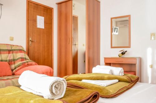 una habitación de hotel con toallas en una cama en Apartments Drobni Pijesak, en Petrovac na Moru