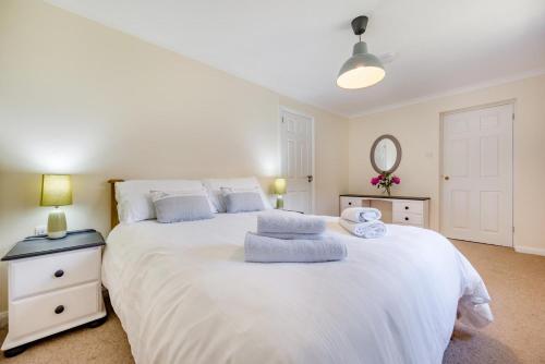 Postel nebo postele na pokoji v ubytování 2 Bed in Looe oc-g32529