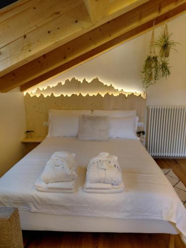 a bedroom with a bed with two towels on it at Casa Marie in Pozzale