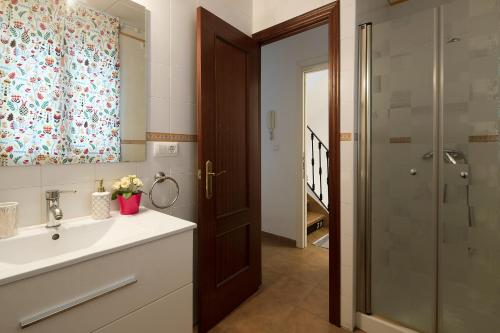 un bagno con lavandino, doccia e specchio di Veoapartment Antón a Siviglia