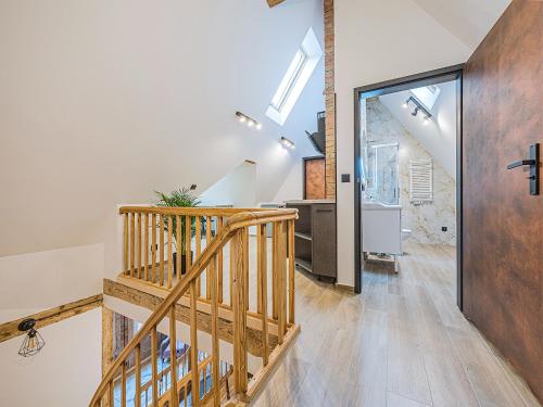 un pasillo con una escalera de madera en una casa en Willa Konara, en Gdansk