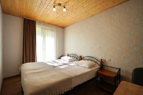una camera da letto con un letto e una finestra di Lam Lha a Mestia