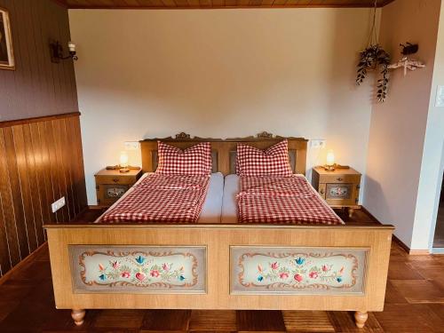 a bedroom with a bed with red and white pillows at Einfach bei uns in Fresach