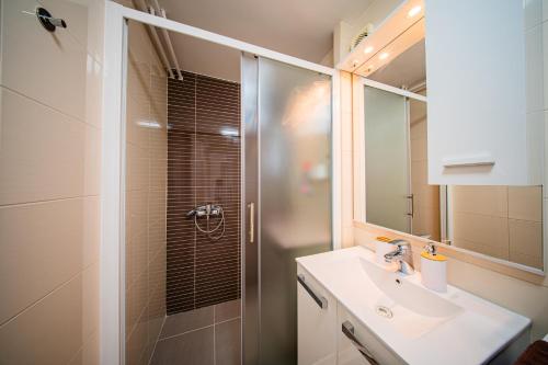 Zagreb 174 - 2 Bedrooms - Parking - New - Apartment - Flexible Keybox Entry - Modern - Monthly Rent - WiFi