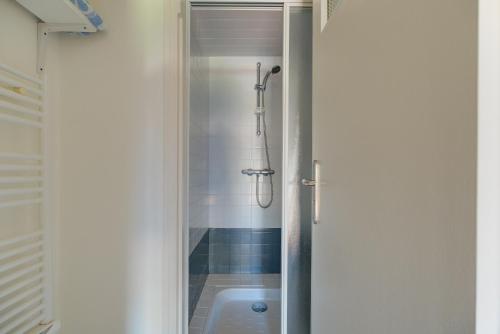 Ένα μπάνιο στο Charmant Appartement De Plein Pied
