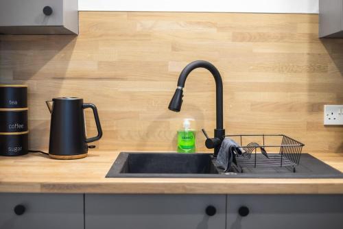 Η κουζίνα ή μικρή κουζίνα στο Sleek Canalside Stay in Edinburgh