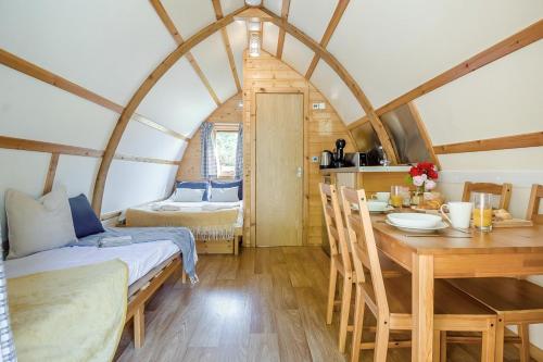 Postel nebo postele na pokoji v ubytování 1 Bed in Northrepps oc-f32560