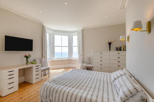 Una cama o camas en una habitación de 4 Bed in Swanage oc-t32439