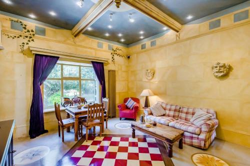 Ruang duduk di 2 Bed in Nayland oc-b32342