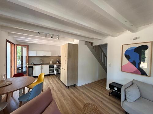 un salon avec un canapé et une table dans l'établissement Villa Oceanside Embassy Surf House, à Seignosse