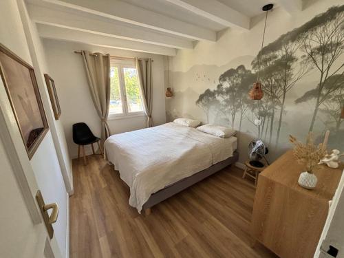 une chambre avec un lit et un tableau au mur dans l'établissement Villa Oceanside Embassy Surf House, à Seignosse