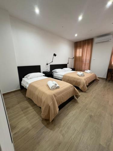 two beds in a hotel room with at Binario623 in Reggio Calabria
