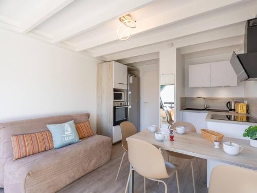 un salon et une cuisine avec un canapé et une table dans l'établissement Carnac : Duplex 2 pièces, 200m plage, terrasse sud, parking, animal accepté - FR-1-477-116, à Carnac