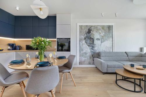 Bright Apartment Spadochroniarzy in Dziwnów with Parking & Pool by Noclegi Renters